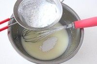 立体月饼,再加入过筛的糖粉一起搅拌均匀。