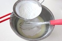 立体月饼,再将称好的糯米粉，粘米粉，澄粉过筛后加进去一起搅拌均匀。