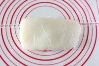 立体月饼,用手将不烫手了的冰皮稍微搓揉几下让冰皮表面光滑细腻备用。