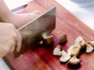 土豆香菇焖鸡,青椒和香菇切成小块