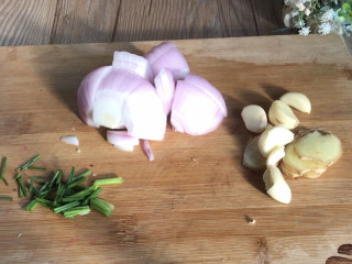 土豆香菇焖鸡,洋葱去皮洗净后切成小块，备好葱姜蒜