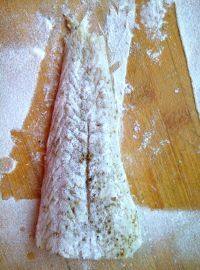 芒果莎莎酱烤鳕鱼,鳕鱼表面晒少许面粉，也可以直接烤，这样表层鱼肉更嫩一些