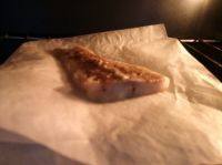 芒果莎莎酱烤鳕鱼,刷少许橄榄油，入烤箱上层，上下火180度烤8-10分钟即可。具体时间根据鱼块大小、厚薄、炉内实际温度酌情增减