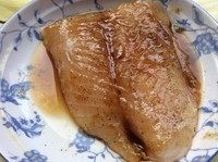 黄油龙利鱼,先将龙利鱼用生抽，耗油，料酒，白胡椒粉腌制一会儿，因为生抽和耗油里都已经含有盐分了所以不用放盐。西兰花掰成小朵放入盐水中浸泡。