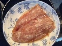 黄油龙利鱼,龙利鱼腌制完毕以后在鱼肉上涂上薄薄的淀粉。