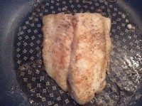 黄油龙利鱼,翻面，继续煎至鱼肉熟，掌握不好时间的话可以尝一尝，鱼肉熟的很快的。