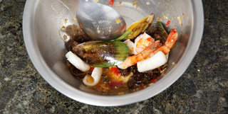 泰式海鲜沙拉,将海鲜放入搅拌碗中，均匀混合酱汁