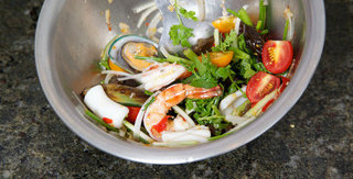 泰式海鲜沙拉,充分混合均匀，盛盘即可享用