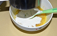 巧克力玛德琳 ,低筋面粉和泡打粉混合过筛二次后筛入蛋液中。