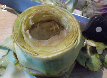 朝鲜蓟炒Bulgur饭 ,去掉外面几圈硬的叶子。去掉底部硬的皮。用勺子挖掉中间的花蕊部分