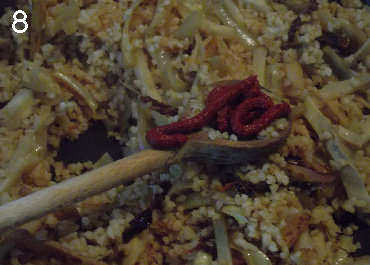 朝鲜蓟炒Bulgur饭 ,加入番茄沙司。用盐和胡椒调味