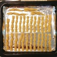 磨牙棒饼干,将细条扭成麻花状放进铺了锡纸的烤盘里，两头稍微按一按，防止烤的过程中变形