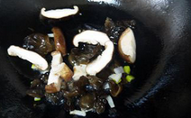 天津独面筋 ,入木耳、香菇、翻炒后加入小半碗水