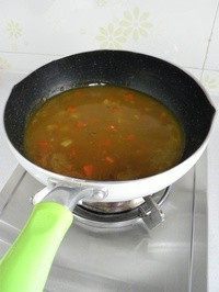 咖喱杂蔬,中火烧开后炖煮10分钟，当锅里的汤汁变粘稠后，要不时的搅动一下，以免糊锅。