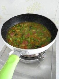 咖喱杂蔬,中火炖煮至汤汁再次沸腾即可。