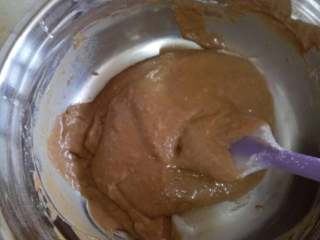 浓情巧克力慕斯,蛋黄，牛奶，水，色拉油，糖倒一起拌匀，筛入低粉和泡打粉，另外加了一点可可粉，所以成了这个颜色的了，哈哈！