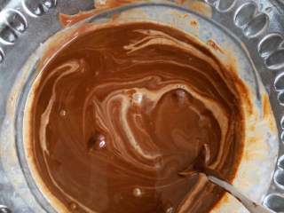 浓情巧克力慕斯,先凉水软化吉利丁片，捞出放入牛奶中，微波炉高火40秒混合后，加入蛋黄和融化的黑巧克力（黑巧克力需要提前隔水融化好）