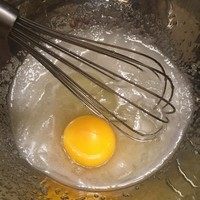 正宗红丝绒cupcake,加入一个鸡蛋，继续搅拌均匀。