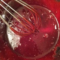 正宗红丝绒cupcake,倒入15克红丝绒酱和2克香草膏搅拌均匀。