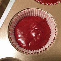 正宗红丝绒cupcake,倒入纸杯里，7分满就可以了，因为这个会涨得比较高，你要裱花的话不要装太多面糊。烤箱预热后175度25分钟就好啦。我盖了锡纸。