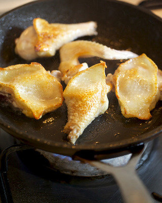 蔬菜鸡汤,预热平底锅，注入少量橄榄油，等待油略微起烟时将鸡肉用中高温煎至各面金黄色，火力要足，保证浓郁的焦香气，煎好后盛出待用