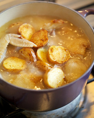 蔬菜鸡汤,炖煮约10分钟后加入土豆、洋葱、胡萝卜一同炖煮，盐调味，直至鸡肉软嫩熟透