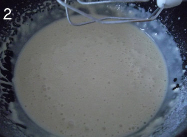 牛奶小蛋糕,用电动打蛋器低速搅拌均匀后，转高速搅拌10分钟。时间一定要够，这样出来的口感才有弹性