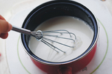 脆皮炸鲜奶,鲜牛奶里加入糖、玉米淀粉搅匀，搅到无干粉颗粒奶液均匀即可。