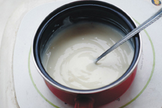 脆皮炸鲜奶,将搅拌好的奶液用小火熬煮至稠糊状。