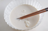脆皮炸鲜奶,将面粉50克、玉米淀粉20克、水90ml、泡打粉1.5克搅拌均匀。