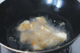 脆皮炸鲜奶,将奶条均匀的裹上面糊，油温烧至六七成热时下入裹好面糊的奶条进行炸制。