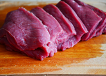 黑胡椒牛肉粒&五香芝麻牛肉粒,牛肉洗净，按着牛肉纹理逆纹切成每片1.5或2厘米左右厚度的片状。