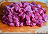黑胡椒牛肉粒&五香芝麻牛肉粒,接着讲切片的牛肉再次切成整齐的正方形牛肉粒。