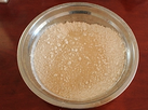 杏鲍菇猪肉包子,将5g的酵母粉放进面粉里，用筷子搅拌均匀。
