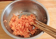 杏鲍菇猪肉包子,将肉馅放进干净的容器内，打一枚鸡蛋进去，然后用筷子顺着一个方向搅至肉馅上劲。