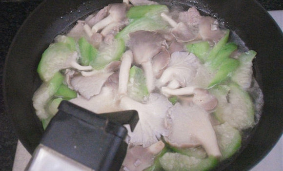 平菇水瓜汤,调入少许盐、胡椒粉搅拌均匀即可