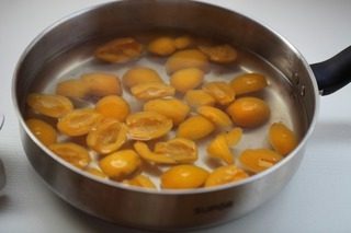 枇杷柚子百合饮,锅中放入清水，再吧处理好的枇杷放入锅中，上火煮至沸腾