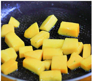 芒香双花,炒锅内放入少许橄榄油，烧热后下芒果丁，翻炒至芒果丁变色
