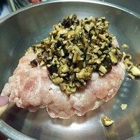 窝蛋香菇蒸肉饼,将肉糜和香菇末倒进碟子