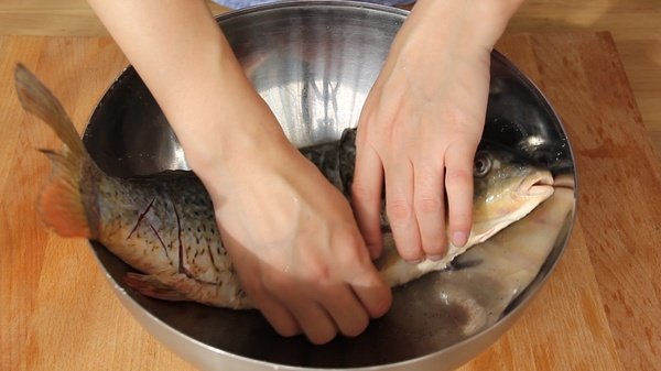 糖醋鱼,放入料酒，在鱼上均匀的抹上盐和料酒，鱼片里面也都要抹上，然后腌制30分钟
