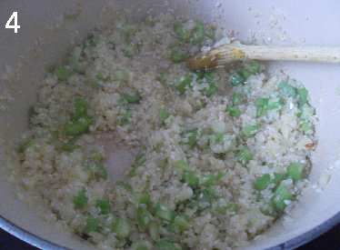 意大利人的南瓜粥Risotto,将步骤2里切好的洋葱，大蒜和芹菜炒香。然后加入米，炒到米粒变得半透明