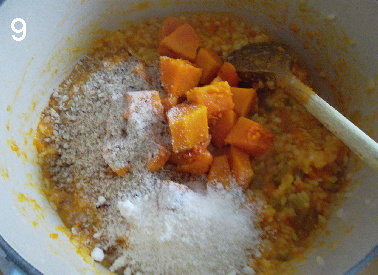 意大利人的南瓜粥Risotto,加入硬奶酪，1勺黄油和榛子碎，搅拌均匀。即可