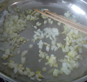 菠菜奶酪圆子,洋葱和大蒜切碎。锅里给油，将洋葱和大蒜炒香