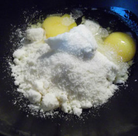 菠菜奶酪圆子,另取一个容器，将奶酪，鸡蛋，面粉30 g放在里面，用打蛋器充分搅拌均匀