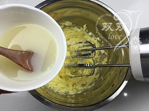 柠檬曲奇,分次搅入融化的牛奶糖浆，搅拌均匀
