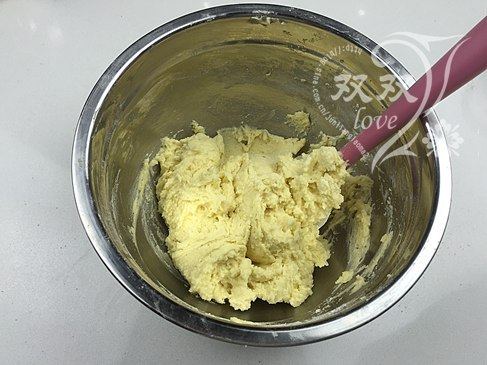柠檬曲奇,采用刮拌的方式搅拌至无干粉
