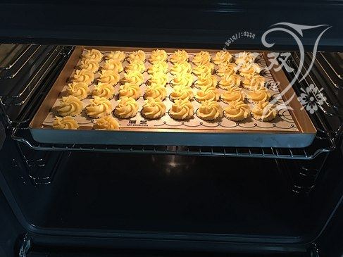 柠檬曲奇,烤箱预热180度，将曲奇送入，20分钟左右即可