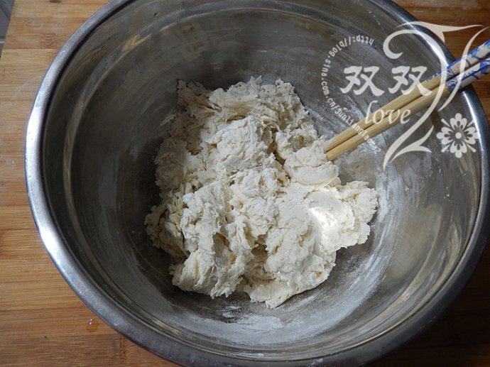 炼乳馒头 ,用筷子搅匀，成絮状