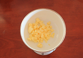 可可大理石饼干,制作可可面团：黄油切成小块，隔水加热至黄油融化。