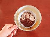 可可大理石饼干,将可可粉和低筋面粉混合过筛